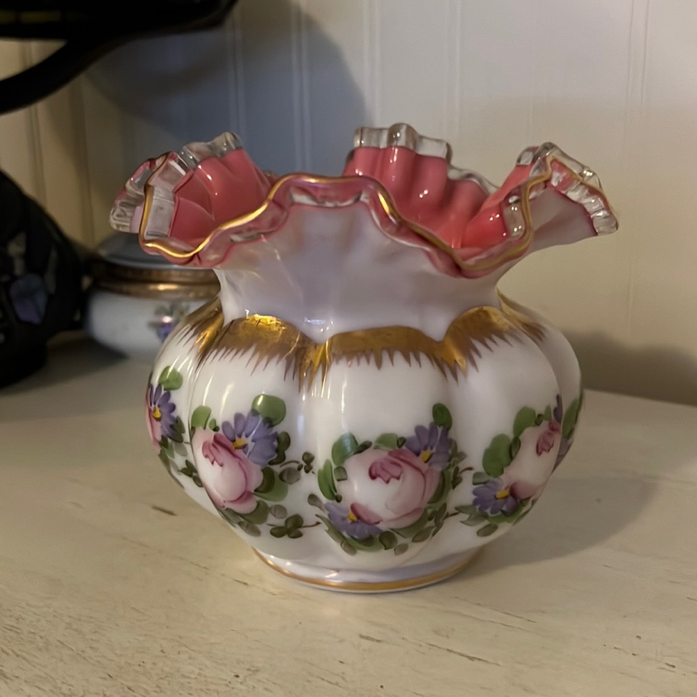 Fenton pink ruffled vase Peach Crest Charleton roses gold trim 5” t x 6”